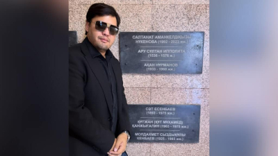 Мемориальную доску Салтанат Нукеновой установил меценат