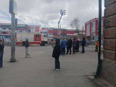 Строительные леса загорелись в центре Екатеринбурга на улице Вайнера