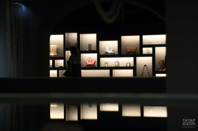 Клатчи с вышивкой и серьги из поликарбоната: в Казани открыли выставку татарского дизайна