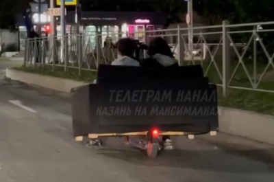 &laquo;Смесь бульдога с носорогом&raquo;: в Казани на электросамокат водрузили диван