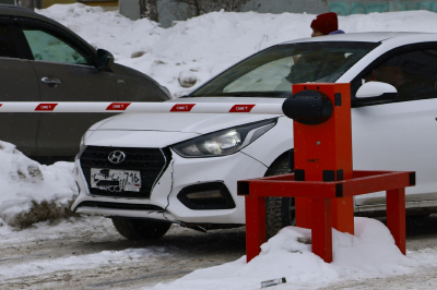 Шлагбаум раздора: доступ к парковке рассорил жителей соседних казанских домов