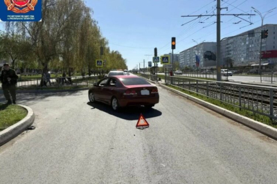 В Набережных Челнах скутерист проехал на красный и попал в жесткое ДТП