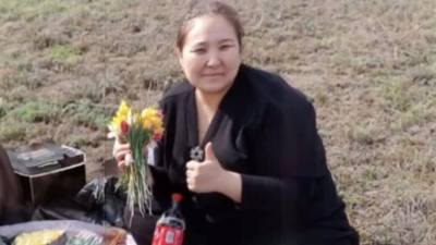 В Казахстане чиновницу судят за фото с тюльпанами