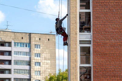 Мэр Екатеринбурга рассказал, как восстанавливают квартиры в пострадавшем от беспилотника жилом доме