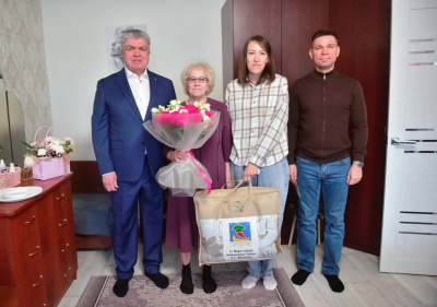 Мэр Челнов поздравил с днем рождения маму Героя России Сергея Чебнёва