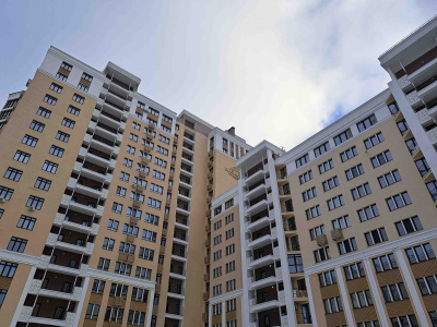 Пьяный петербуржец, выпавший с 12 этажа, заплатит 652 тысячи рублей за раздавленную машину