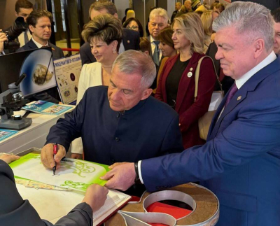 Минниханов оценил символ всесоюзной трудовой эстафеты и оставил пожелания музею в Челнах