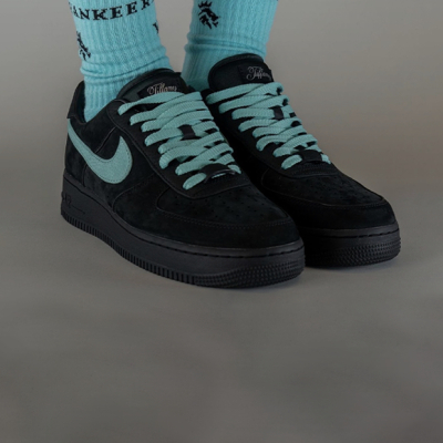 Кроссовки от «Тиффани» и другие коллаборации: Что нового в мире моды?