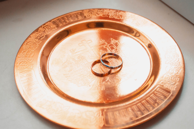 Психолог Авдеева заявила, что детские свадьбы понарошку несут риски