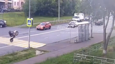 На Ноксинском спуске в Казани мотоциклист на заднем колесе влетел в авто - видео 26/06/2026 &ndash; Новости