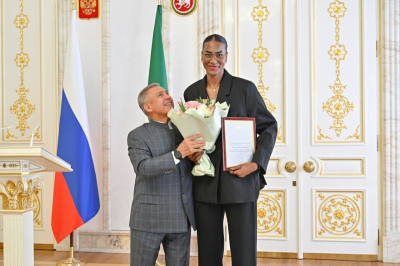 &laquo;Смельчак и генофонд нации&raquo;: фото Минниханова с волейболистками взорвали соцсети