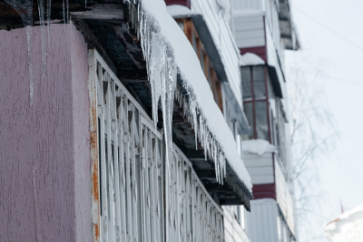 В Менделеевске во время чистки снега с крыши дома сорвалась женщина