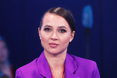 Лерчек побрилась налысо и попала на видео