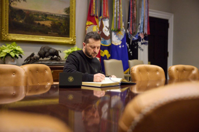 Зеленский заявил, что смотрит на зону СВО в реальном времени через iPad