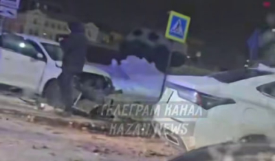 Серьезное ДТП с участием нескольких легковушек произошло у театра кукол в Казани 25/02/2026 &ndash; Новости