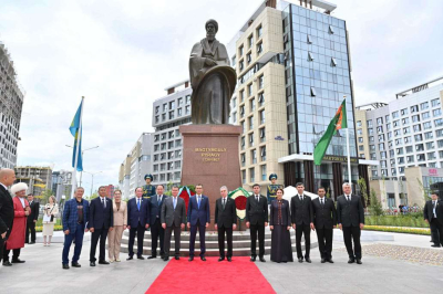 Маулен Ашимбаев и Гурбангулы Бердымухамедов открыли памятник туркменскому поэту Махтумкули Фраги