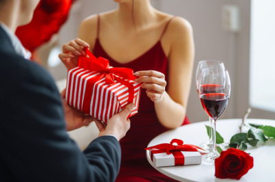 Психолог ответила, стоит ли дарить партнеру на 14 Февраля интимные подарки