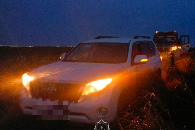 В Атырауской области спасатели на вездеходе вытащили застрявший в грязи автомобиль