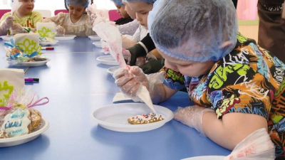 &laquo;Чтобы солдату стало теплее&raquo;: нижнекамские дети испекли пряники для бойцов СВО