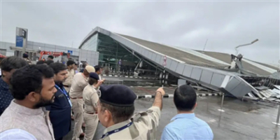 В аэропорту Дели из-за сильного дождя обрушилась крыша, погиб человек