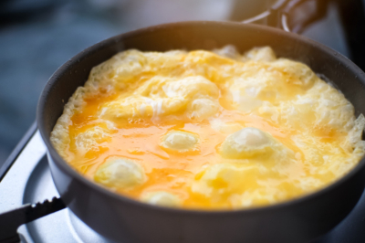 Пышный, а не как подошва: омлет на сметане &mdash; этот рецепт гарантирует воздушность и нежный сливочный вкус