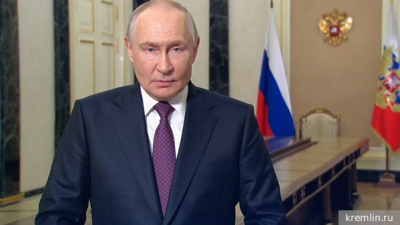 Путина в аэропорту Пекина встретил глава МИД Китая Ван И