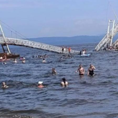 На пляже обрушился мост с людьми
