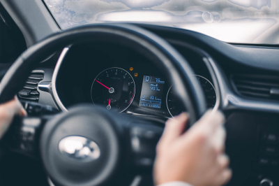 Власти РФ обсудят предъявление водительских прав и документов на авто через Мах