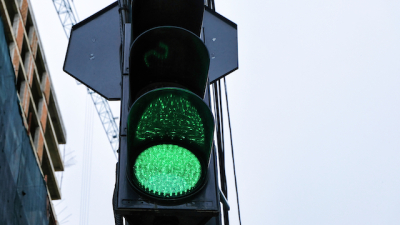 Татарстанцам ответили, можно ли проезжать на мигающий зеленый сигнал светофора